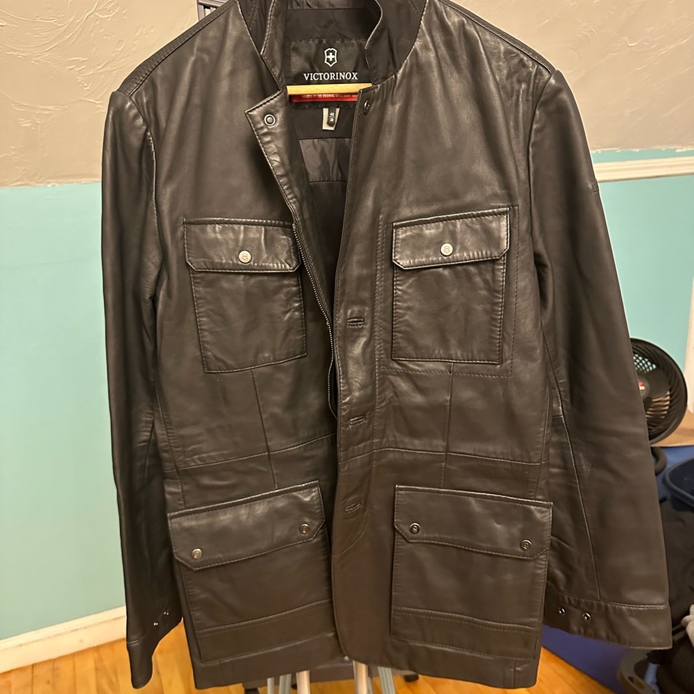 Victorinox leather jacket men’s beautifully designed lots of detail - Picture 2 of 4